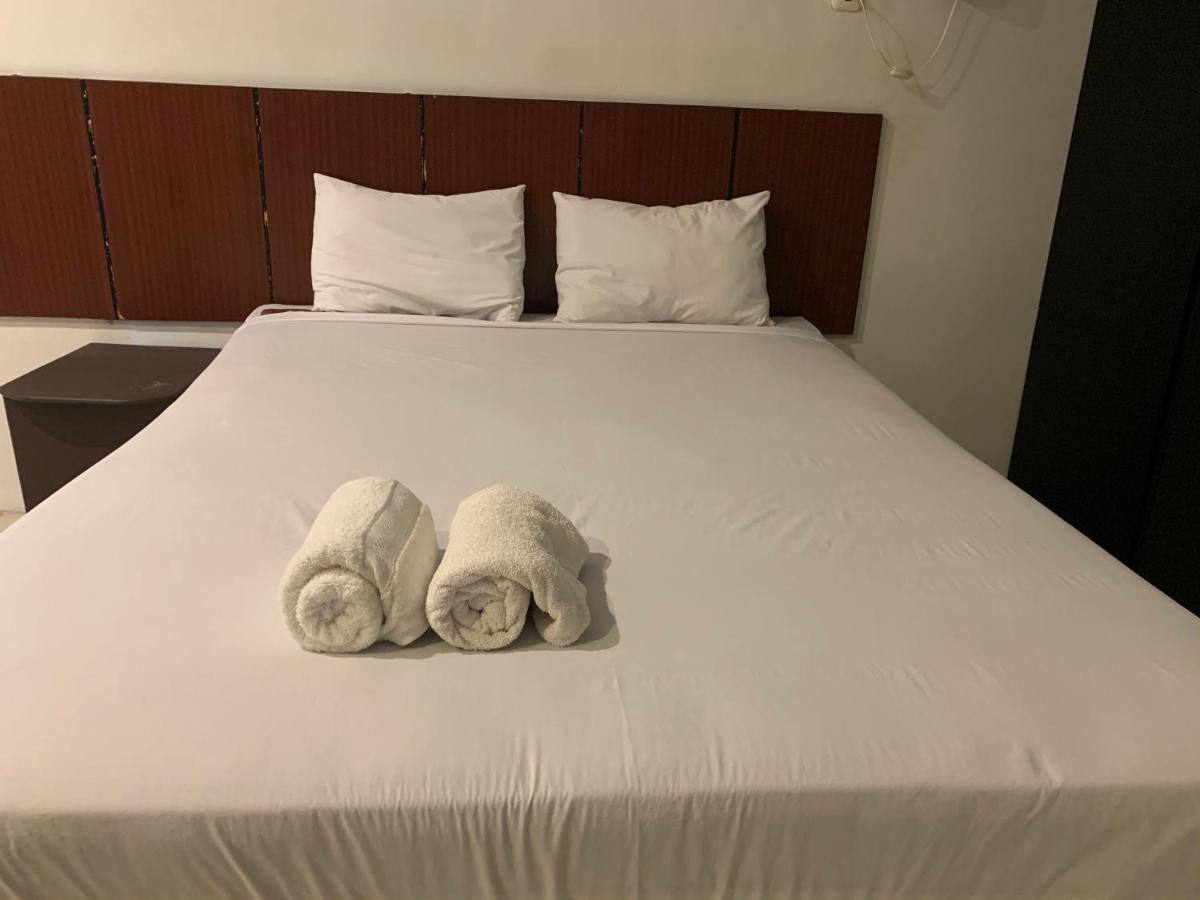 Oyo 361 Lovetel Padang  Bagian luar foto